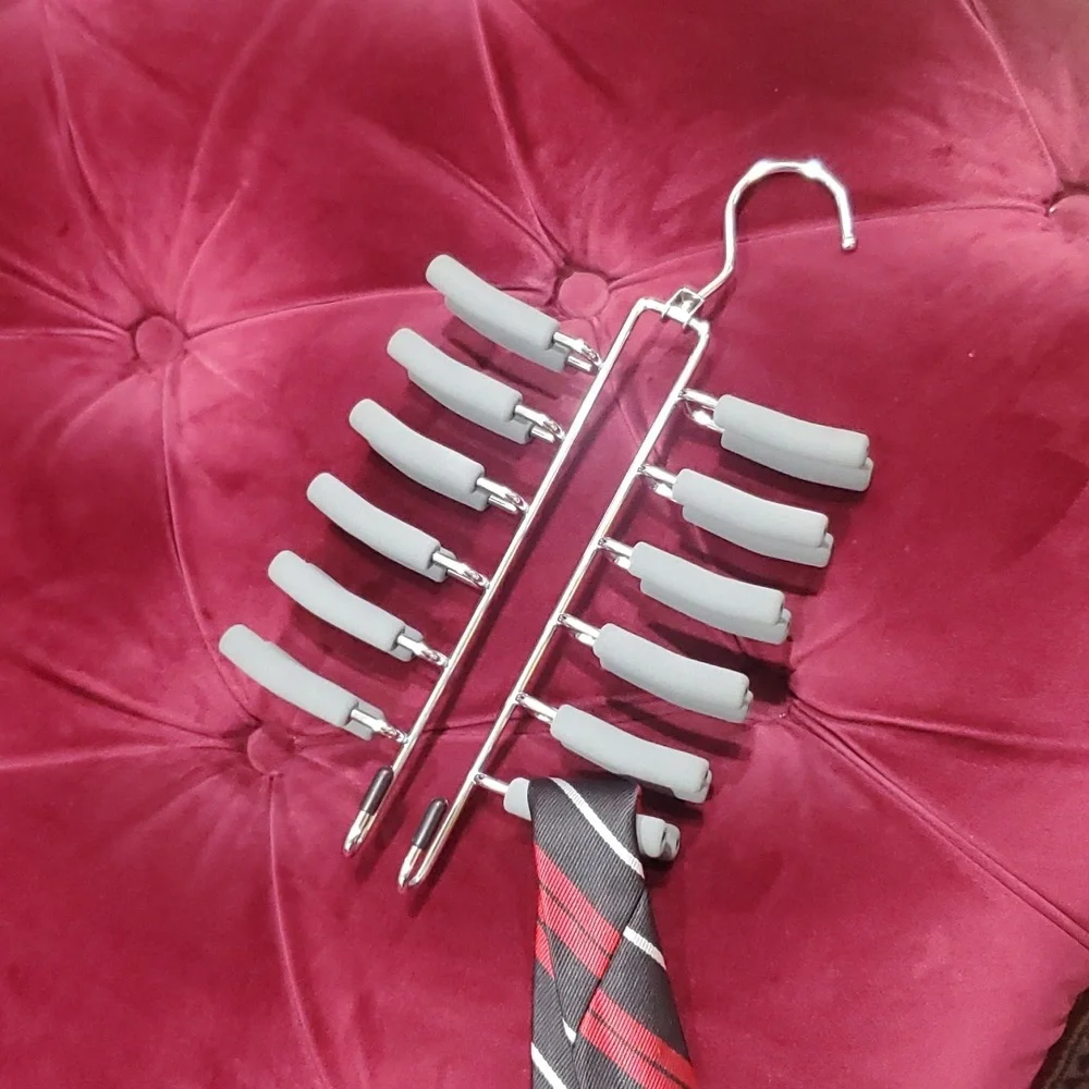 Spinning tie/jewerly hanger